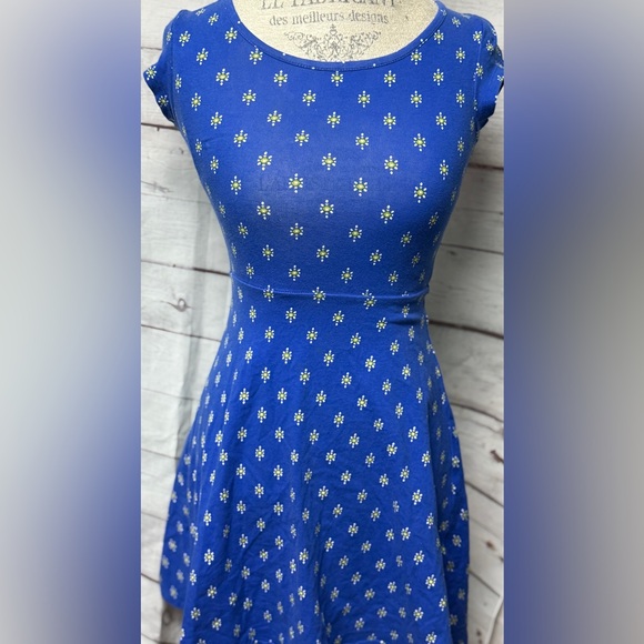 SO Dresses & Skirts - SO Authentic American Heritage Blue Daisy Print Midi Dress